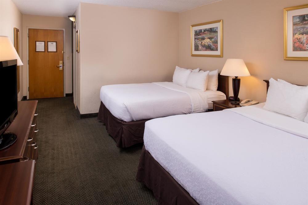 Ramada Plaza Rochester Airport Exteriör bild