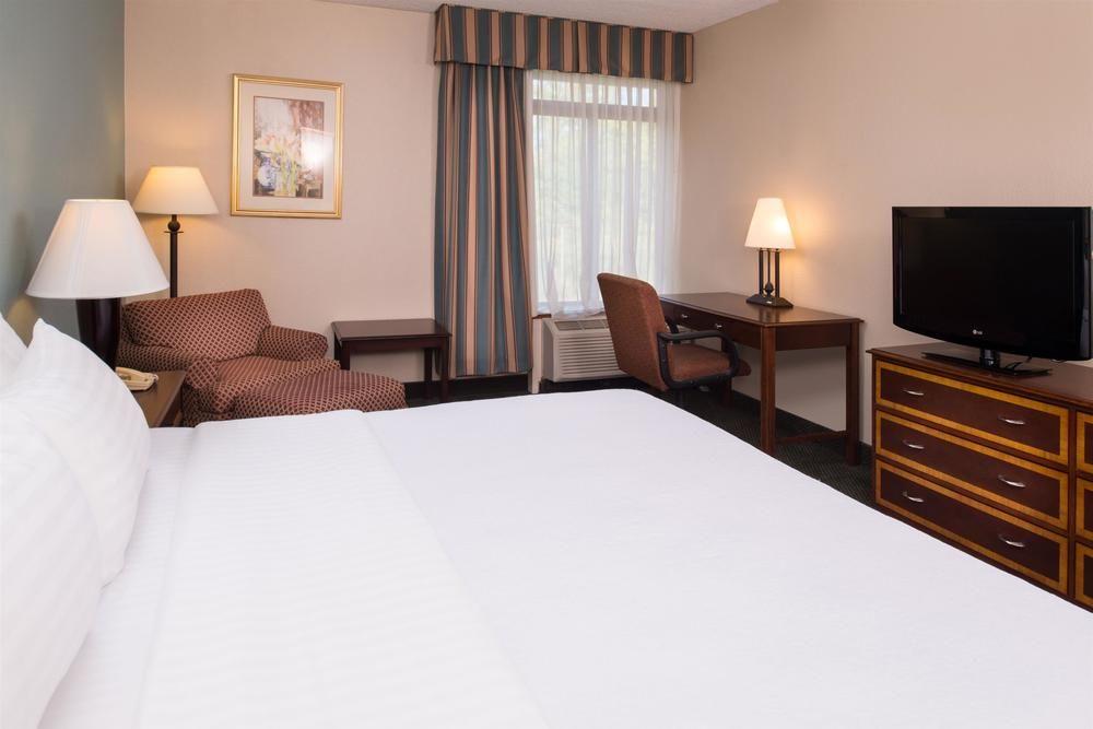 Ramada Plaza Rochester Airport Exteriör bild